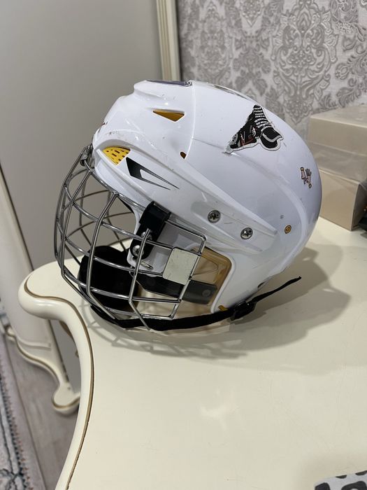 Продается хоккейный шлем