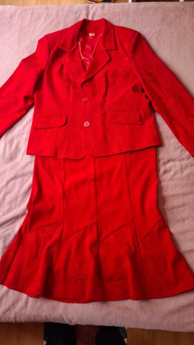 Червен костюм от мека материя