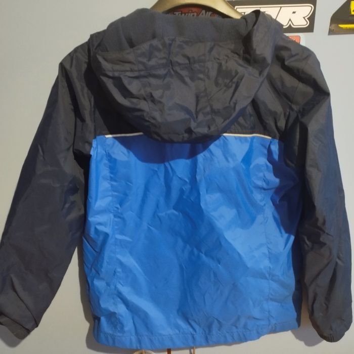 Предлагам ватирани якета,суичър и елек.Различни размери.По 5 евро