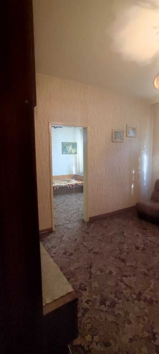 Продава се просторен етаж от къща (120 кв.м) с двор, гараж и таван в района на Месокомбината, гр. Асеновград