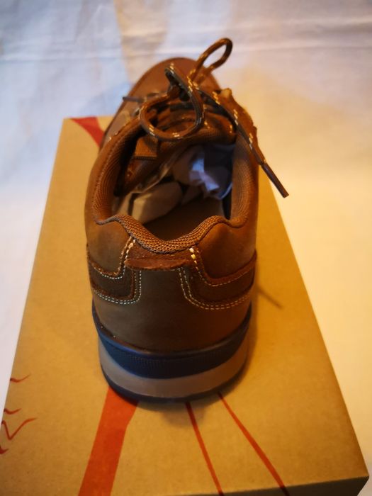 Vând pantofi piele lucioasă