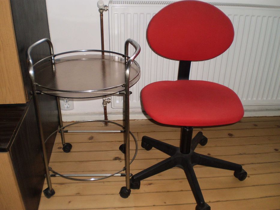 Въртящ стол и табуретка