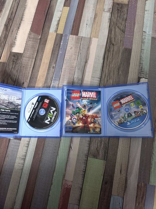 Две игри: call of duty modern warfare 2 (за playstation 5)  и  lego Marcel super heroes (за playstation 4).