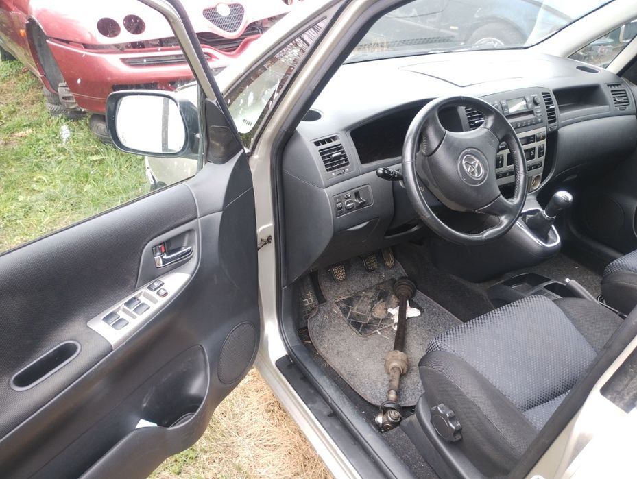 2 бр Тойота Корола Версо на части