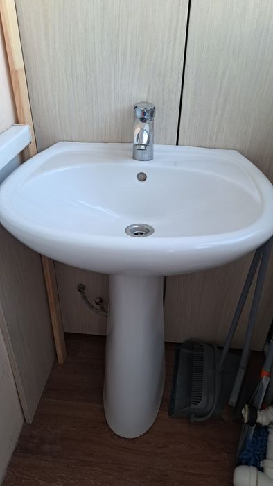 Раковина с пъедесталом в комплекте со смесителем и сифоном.