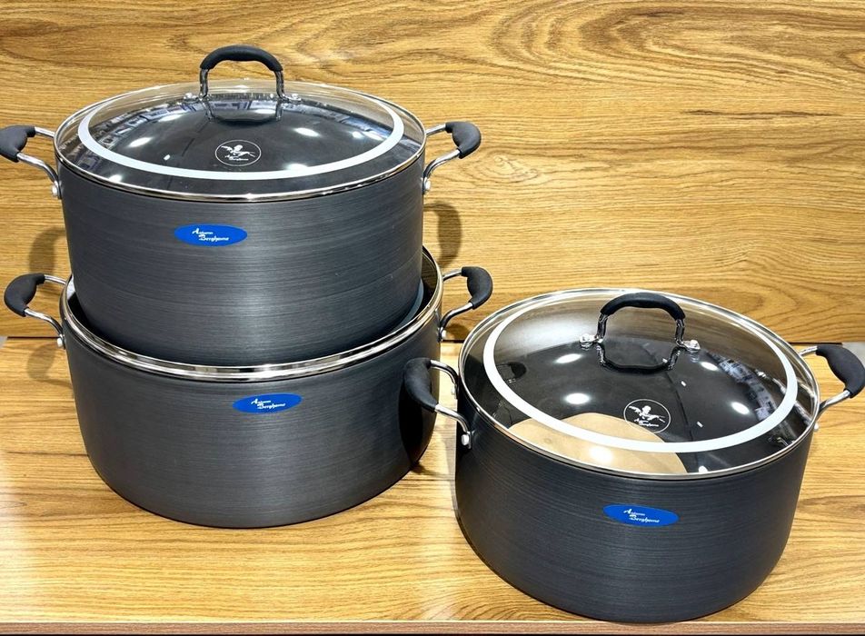 Набор кастрюль из анодированного алюминия с крышками

• Прочный анодир