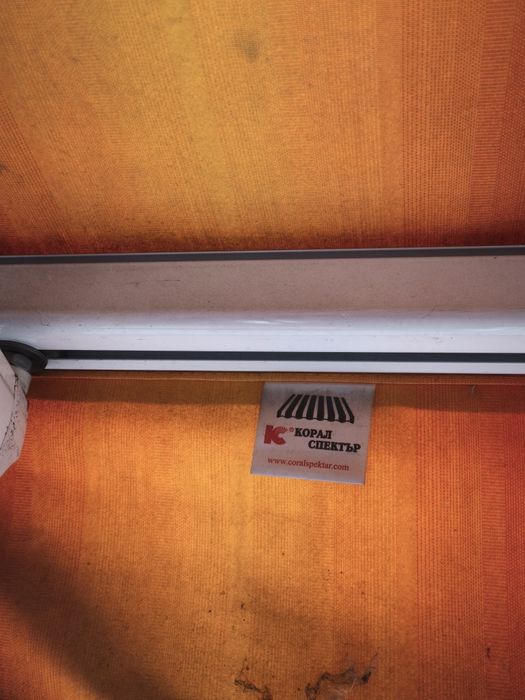 Тента със сгъваеми рамо