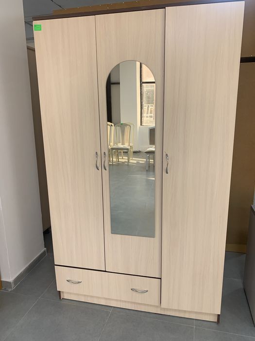 Шкаф с зеркалом!