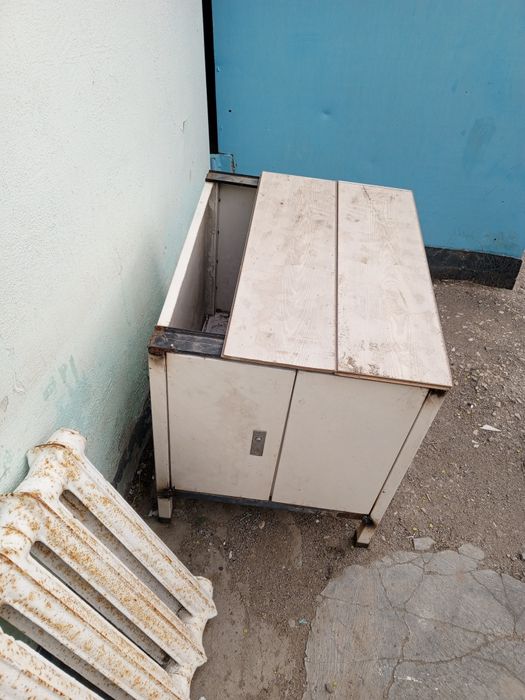 Тумба железная с колесами