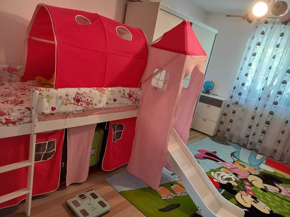 Pat supraetajat cu tobogan pentru copii fericiți