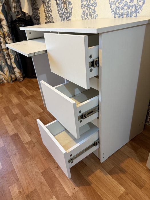 Столы одинаковые