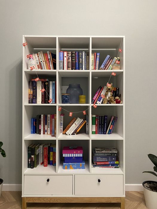 Книжный стеллаж