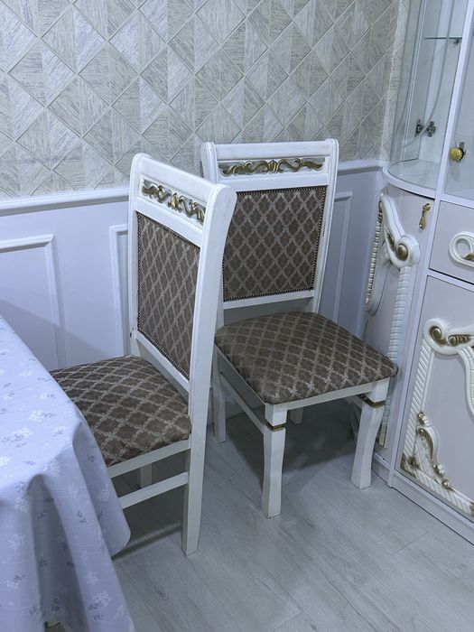 Обеденный стол со стульями
