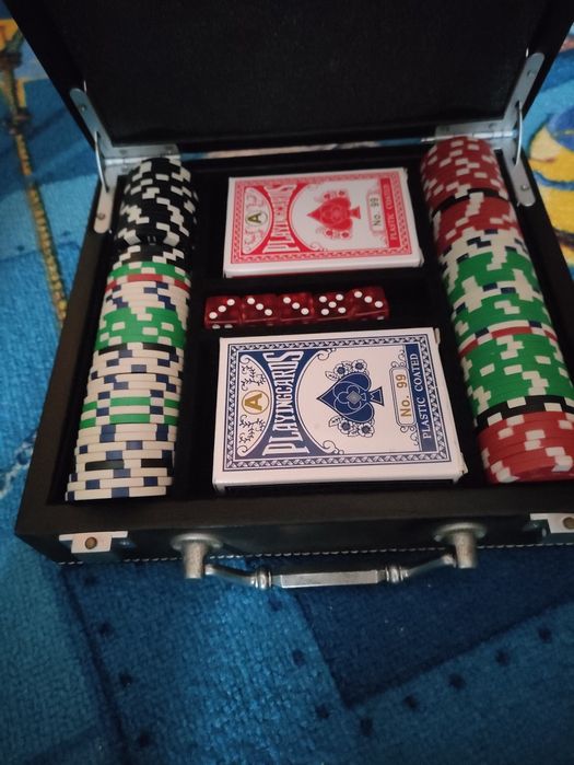 Куфарче с покер жетони