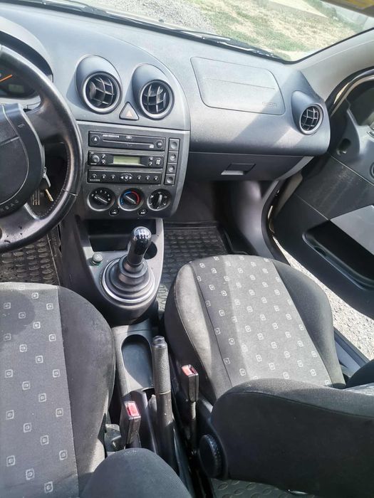Vand sau schimb ford fiesta