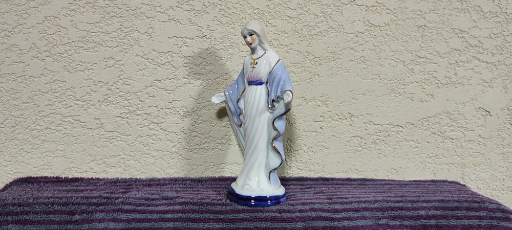 Дева Мария статуэтка фарфоровая высота 15си.