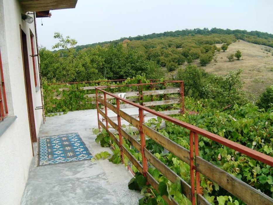 Продавам КЪЩА на 3 етажа РЗП 205м2 парцел 2045м2