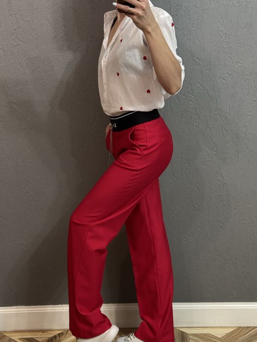 Брюки и рубашка.