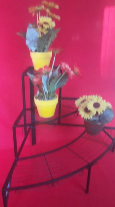 метален ъглов стелаж за цветя