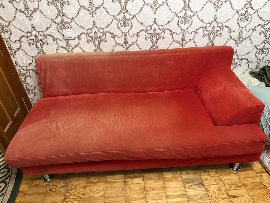 Красный диван, после рестоврации