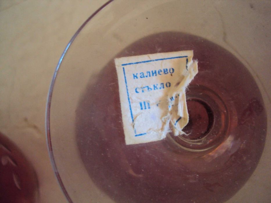 Ретро цветни червени чаши от калиево стъкло