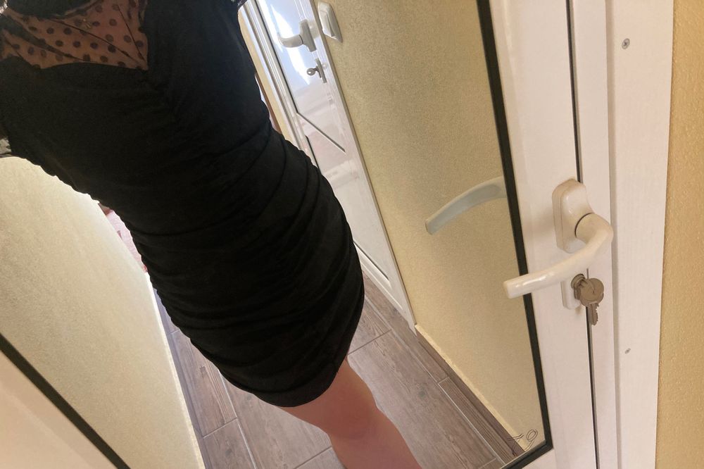 Черна официална рокля.