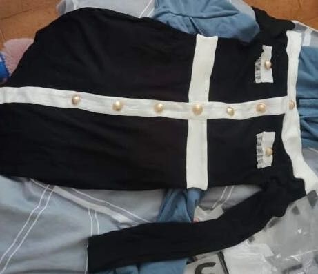 Rochie scurtă tricotată umerii goi cu nasturi aurii