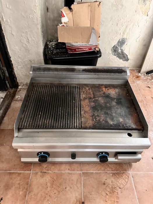 Gratar cu plita pe gaz profesional stare foarte buna, pret 3000 ron