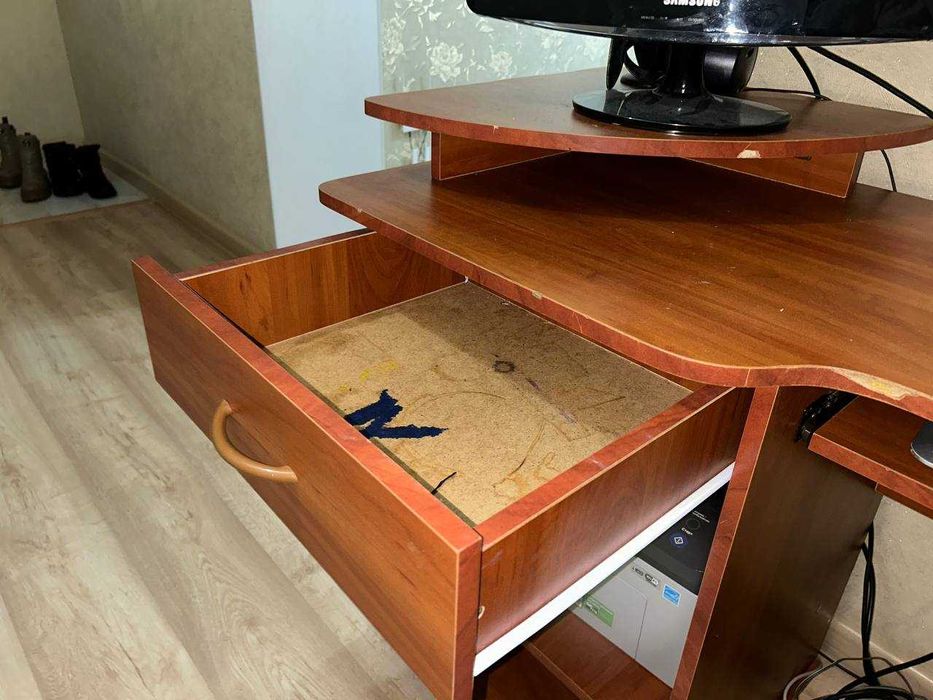 Компьютерный стол дерево 2011 БУ