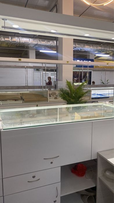 Продам витрину в ТД Керемет