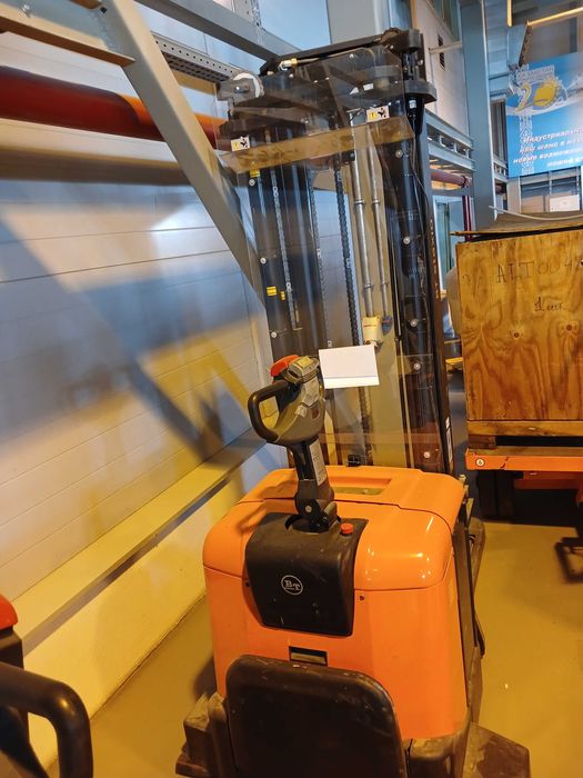 Электрический штабелер