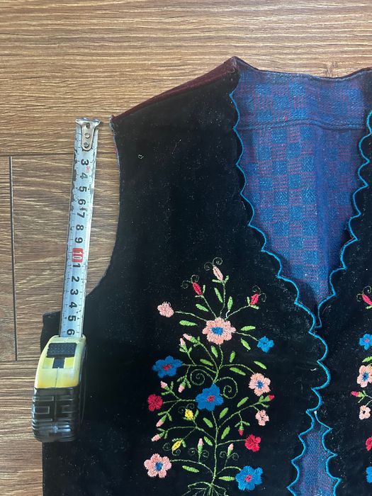 Етно / фолклорен кадифен елек с бродерия (44-45 см)
