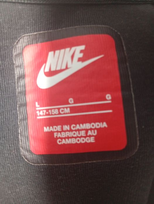 Продавам Nike Tech