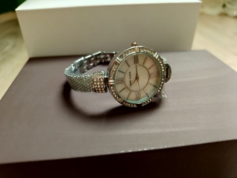 Женские наручные часы ANNE KLEIN