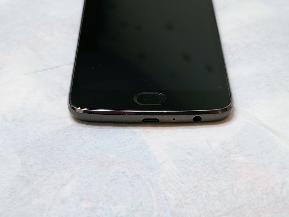 Motorola G5 Plus 3/32гб , 12 мп камера / 8 ядрен