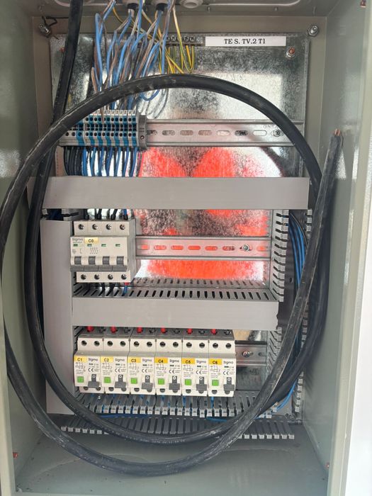 Electrician execut instalatii electrice  - Persoane fizice & Firme