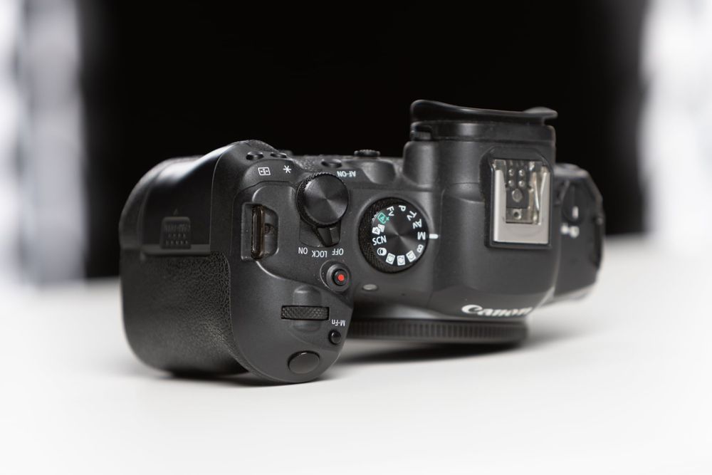 Продавам в гаранция Canon R6 mk2