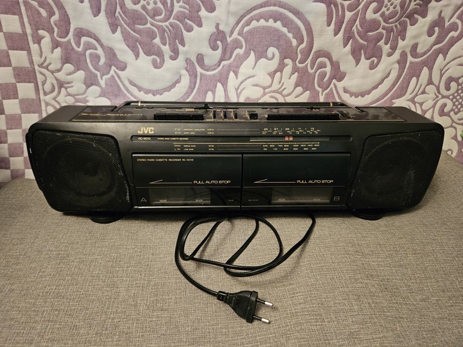 Магнитофон JVC включается тихо играет