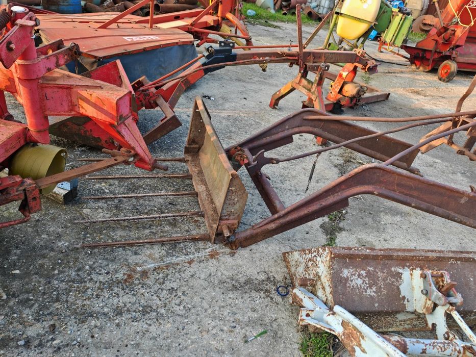 Încărcător în tiranți cu cupa- furci