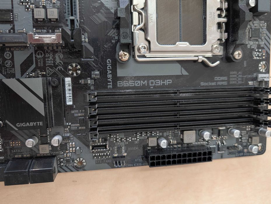 Placă de bază Gigabyte B650M D3HP Socket AM5 DDR5 Pentru AMD Ryzen