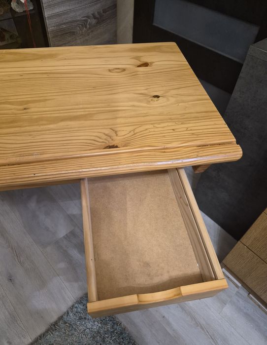 Дървено регулируемо бюро с повдигащ механизъм.