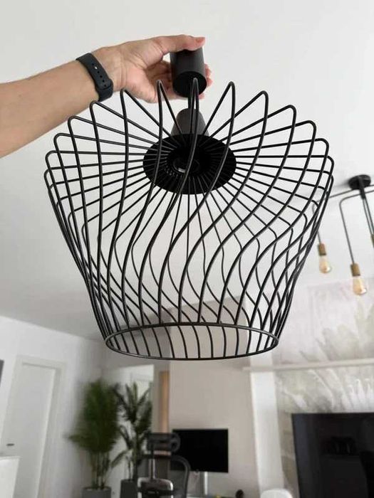 Lustra neagra din metal, design modern