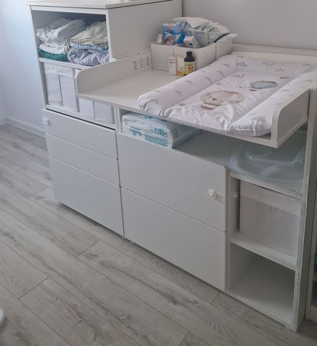 Masa de infasat cu biblioteca IKEA stil dulapior.

Stare impecabila, e