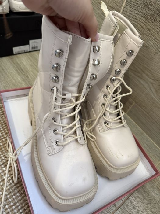 Бежави боти Pretty little things