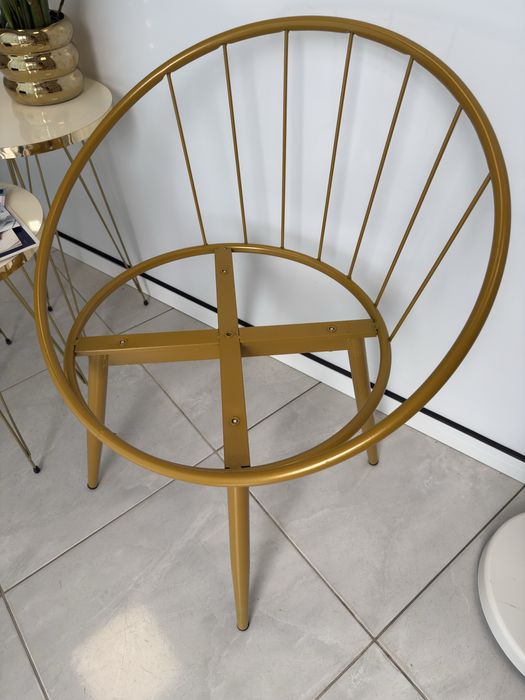 Комплект метални златни столове с масичка