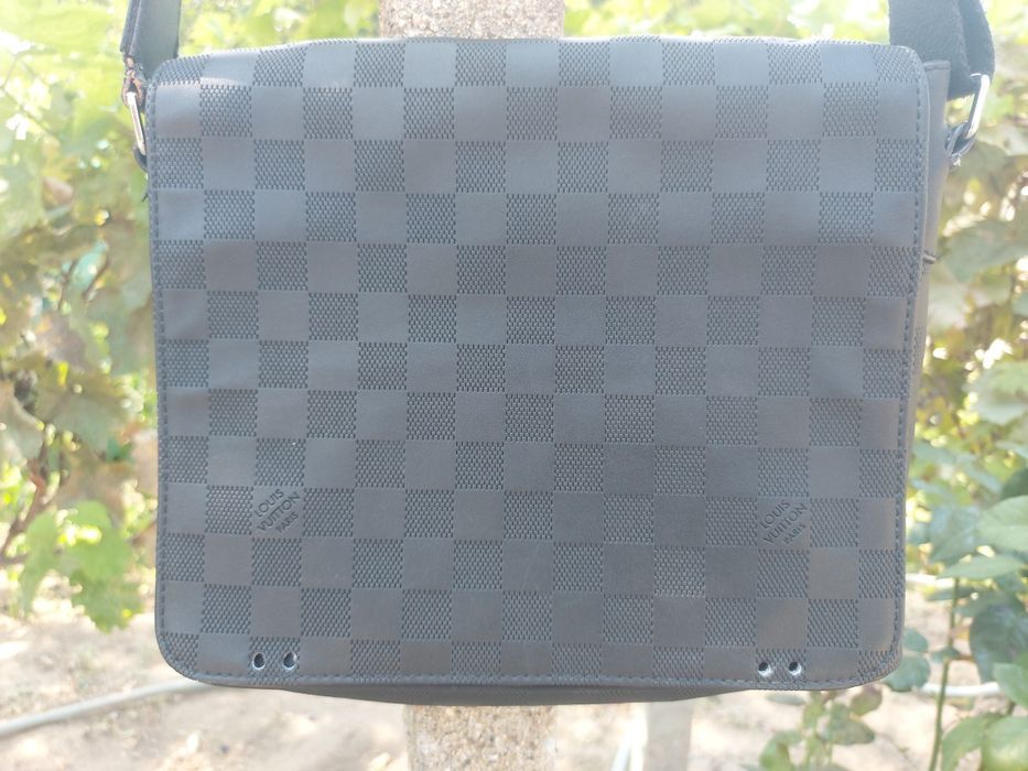 Louis Vuitton Damier Graphite District GM Messenger Bag. Ref: M47542