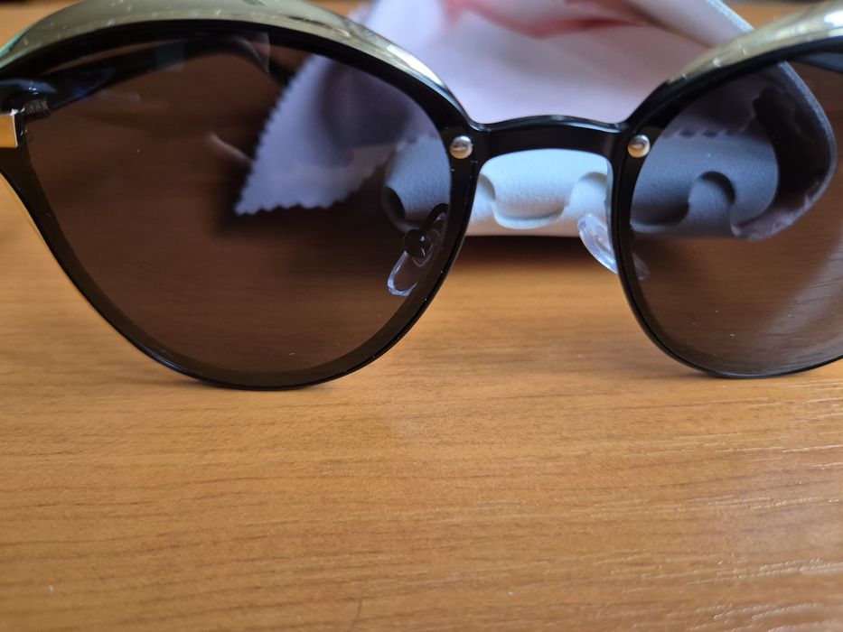 Слънчеви очила с бял калъф