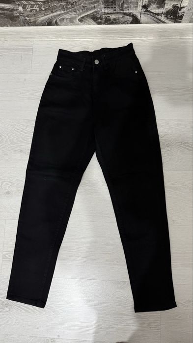 Джинсы черные.