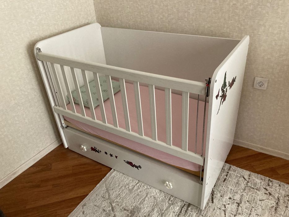 Люлееща бебешка кошара на 3 нива с подвижна решетка и матрак