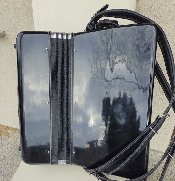 Vând acordeon Parrot cu 80 basi negru